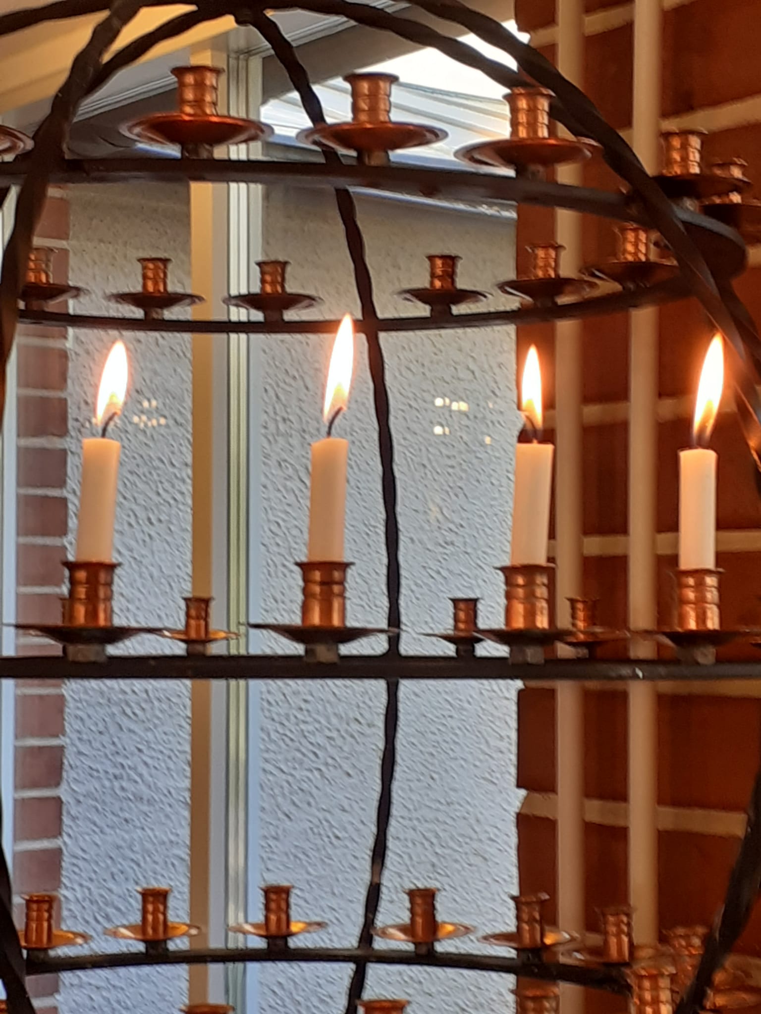esirukouspaikka kynttilöineen Virkkalan kirkossa