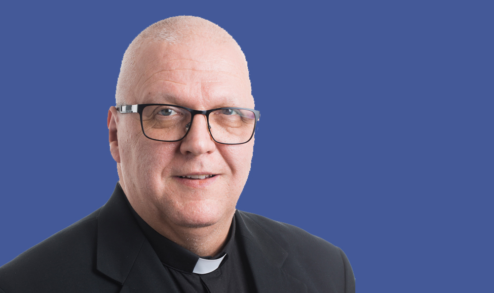 Juhani Kortteen kuva sinisellä taustalla