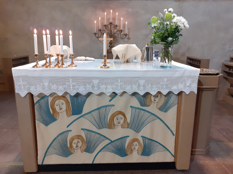 Påskdagens högmässa och kyrkkaffe Altaret i Lojo S:t Lars kyrka