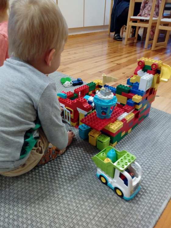 Ett småbarn leker med lego