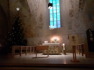 Altaret, julgran och julkrubba i Lojo S:t Lars kyrka