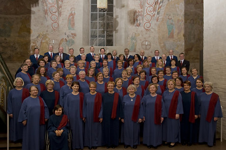 Laurin Laulajat esiintymisasuissaan Lohjan Pyhän Laurin kirkossa