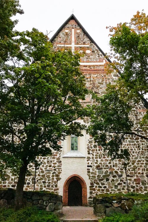 Lohjan Pyhän Laurin keskiaikainen kivikirkko
