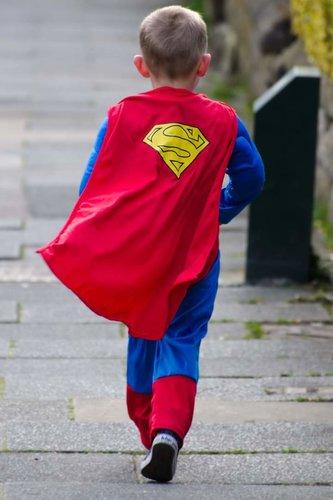 En pojke klädd som superhjälte.