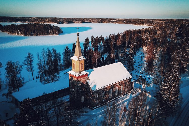Ilmakuva Karjalohjan kirkosta talvella