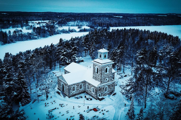 Ilmakuva Nummen kirkosta talvella