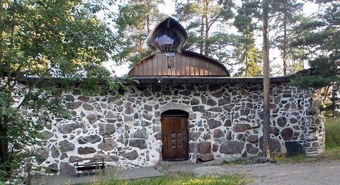 Pyhän Birgitan harmaakivinen kappeli Vivamossa.