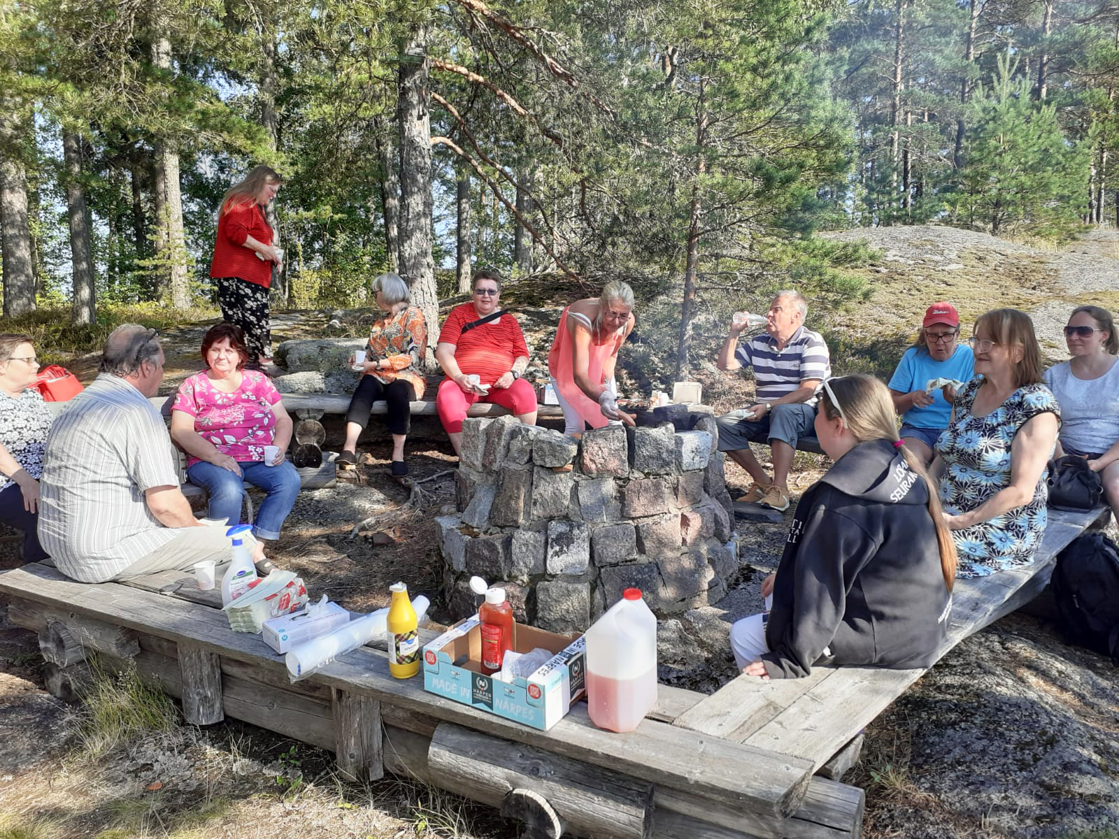 retkiläisiä nuotiolla