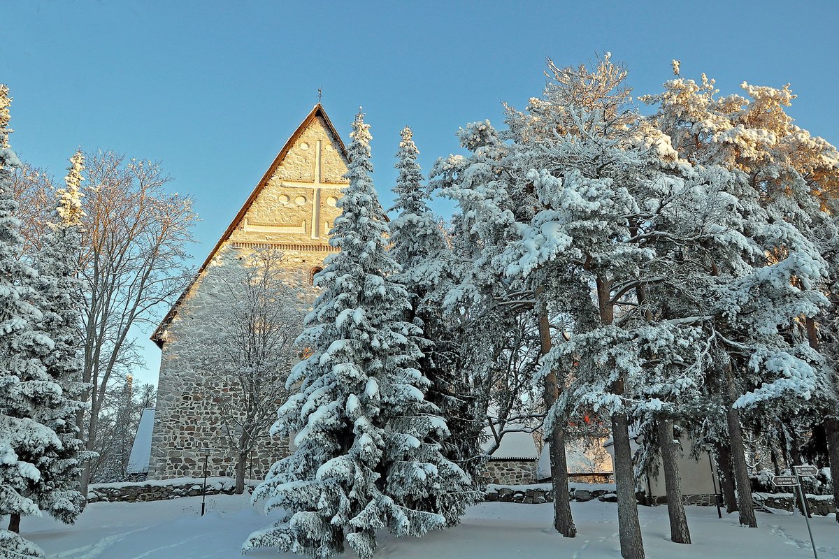 Avaa kuva isommaksi Huurteinen Pyhän Laurin kirkko talvella_L.