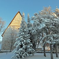 Avaa kuva isommaksi Huurteinen Pyhän Laurin kirkko talvella