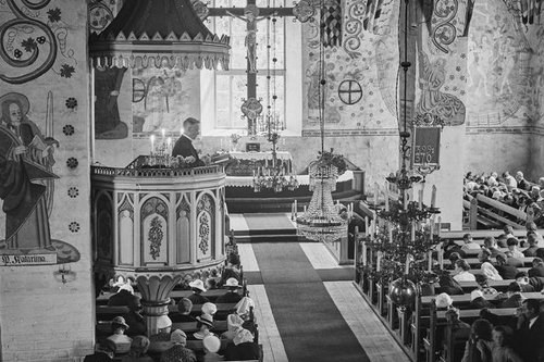 Avaa kuva isommaksi Jumalanpalvelus Lohjan kirkossa Kyytinen Pekka, kuvaaja 1948 Museovirasto - Musketti