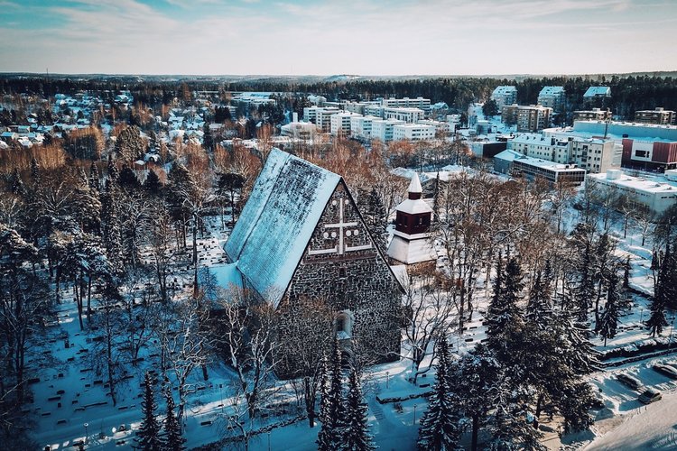 Flygbild av Lojo S:t Lars kyrka på vinter
