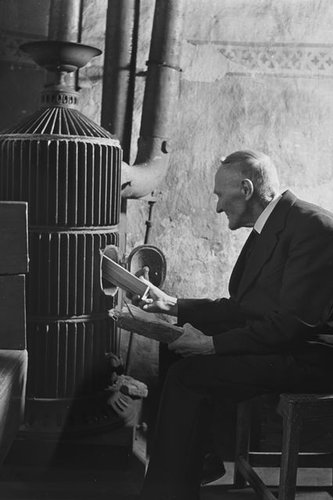 Avaa kuva isommaksi Lohjan kirkon suntio lämmittämässä kirkkosalin uunia -Kyytinen Pekka, kuvaaja 1950–1959 -Museovirasto - Musketti