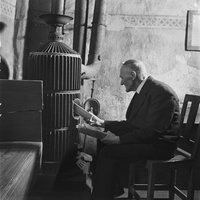 Avaa kuva isommaksi Lohjan kirkon suntio lämmittämässä kirkkosalin uunia -Kyytinen Pekka, kuvaaja 1950–1959 -Museovirasto - Mu...