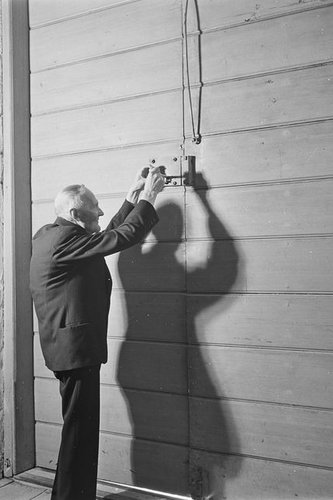 Avaa kuva isommaksi Lohjan kirkon suntio sulkemassa kirkon ovea -Kyytinen Pekka, kuvaaja 1960–1969 -Museovirasto - Musketti