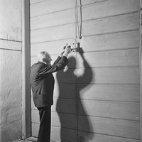 Lohjan kirkon suntio sulkemassa kirkon ovea
-Kyytinen Pekka, kuvaaja 1960–1969 
-Museovirasto - Musketti