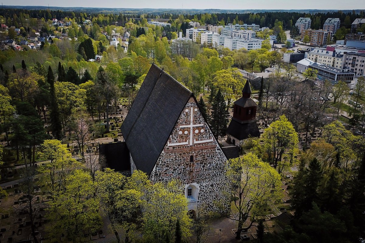 Lohjan Pyhän Laurin kirkko keväällä. Kuva: Jaakko Saario