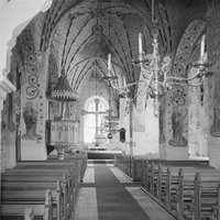 Sisäkuva Lohjan Pyhän Laurin kirkosta 1940
-Pietinen, kuvaaja 1940 
-Museovirasto - Musketti