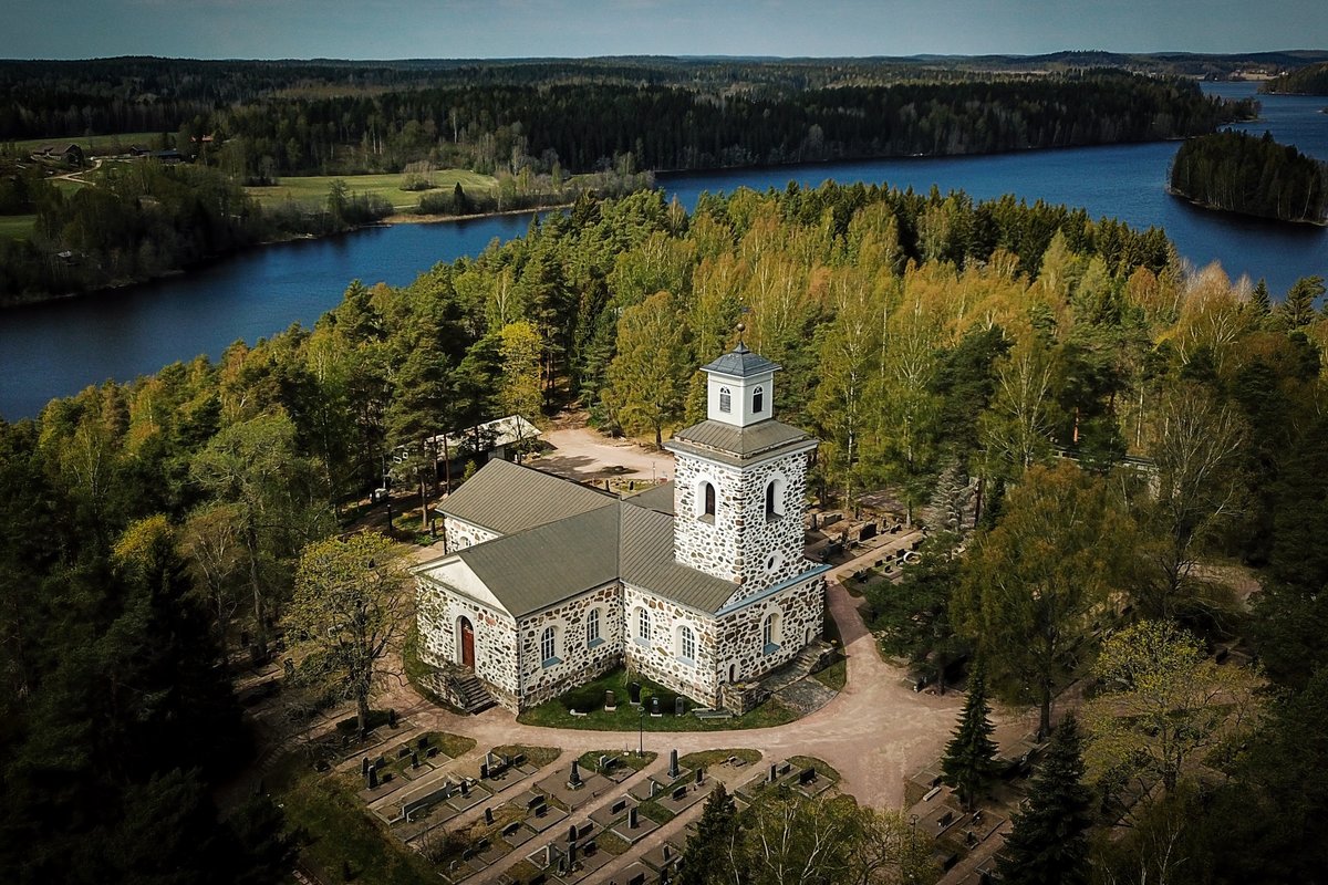 Avaa kuva isommaksi Nummen kirkko kuvattuna ilmasta keväällä. Kuva: Jaakko Saario
