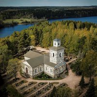 Avaa kuva isommaksi Nummen kirkko kuvattuna ilmasta keväällä. Kuva: Jaakko Saario