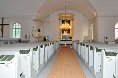 Avaa kuva isommaksi Nummen kirkko sisältä1_S.