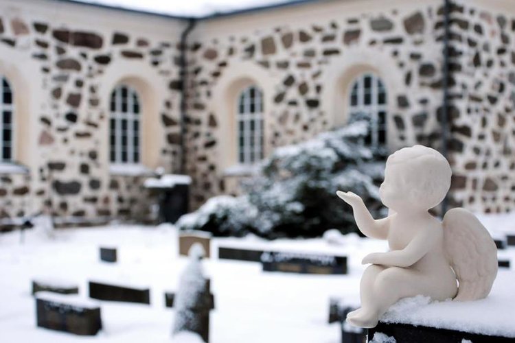 Avaa kuva isommaksi Nummen kirkon hautausmaa keskiviikkoaamuna 6.2.2013._M.