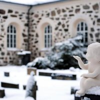 Avaa kuva isommaksi Nummen kirkon hautausmaa keskiviikkoaamuna 6.2.2013.