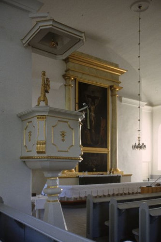 Avaa kuva isommaksi Nummen kirkon saarnatuoli ja alttari -Jokinen Martti, kuvaaja 1998 -Museovirasto - Musketti