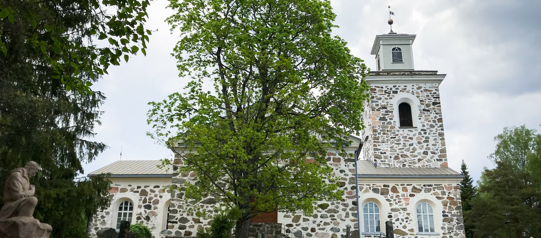Avaa kuva isommaksi Nummen sankarihaudat ja kirkko Kuva: Jaakko Saario
