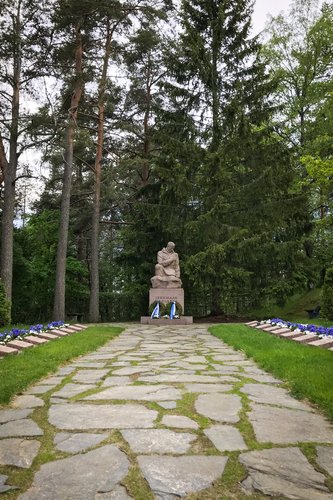 Avaa kuva isommaksi Nummen sankarihaudat
