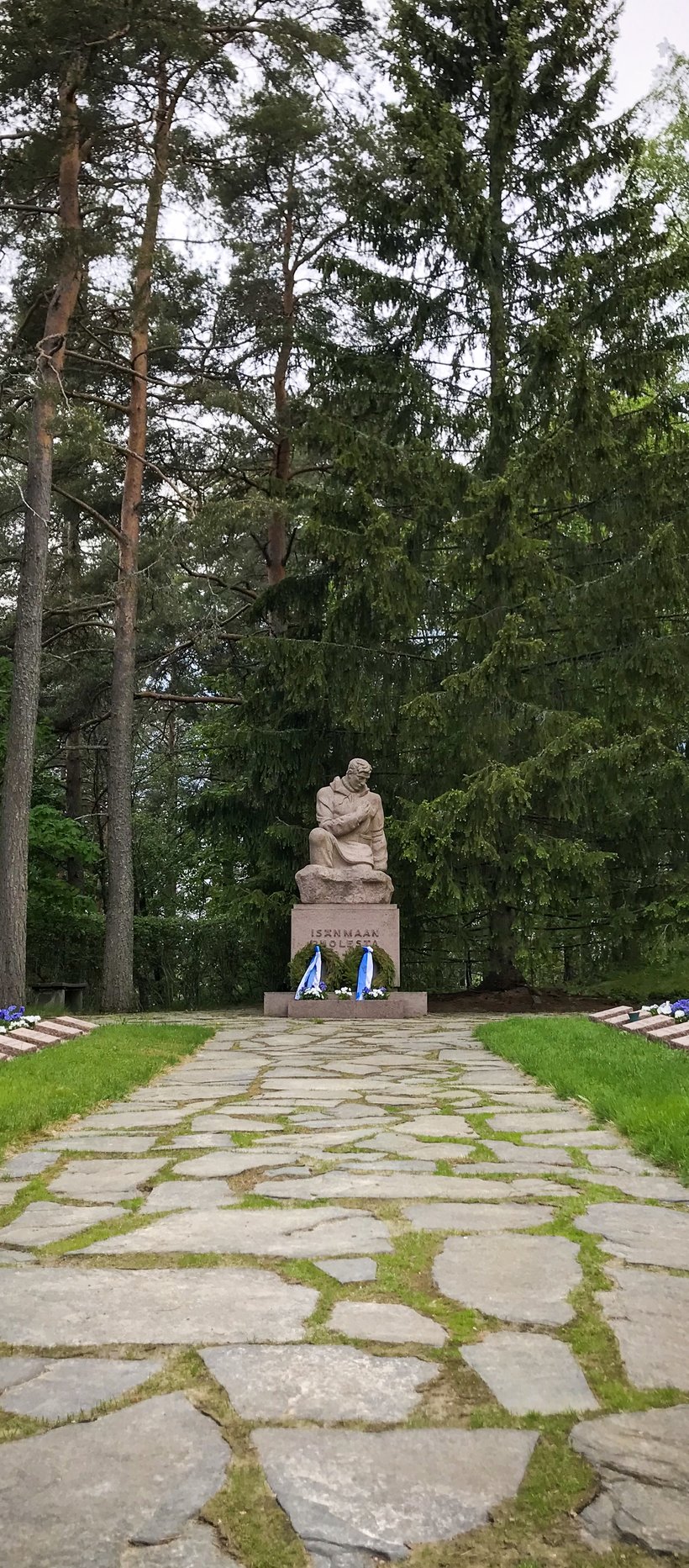 Avaa kuva isommaksi Nummen sankarihaudat