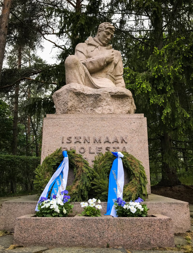 Avaa kuva isommaksi Nummen sankarihautapatsas - Lumessa kahlaava haavoittunut sotilas