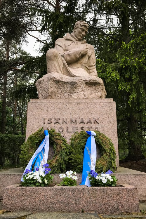 Avaa kuva isommaksi Nummen sankarihautapatsas - Lumessa kahlaava haavoittunut sotilas
