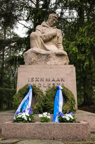 Avaa kuva isommaksi Nummen sankarihautapatsas - Lumessa kahlaava haavoittunut sotilas