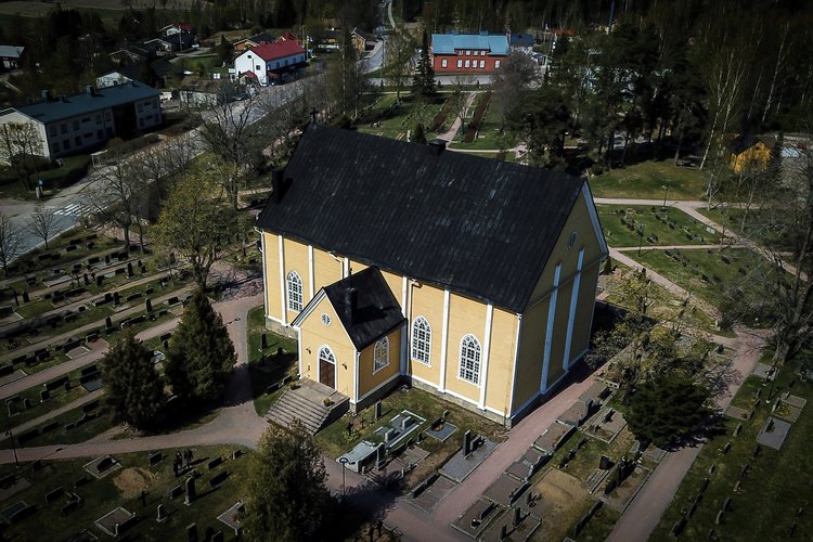 Pusulan kirkko kuvattuna ilmasta keväällä