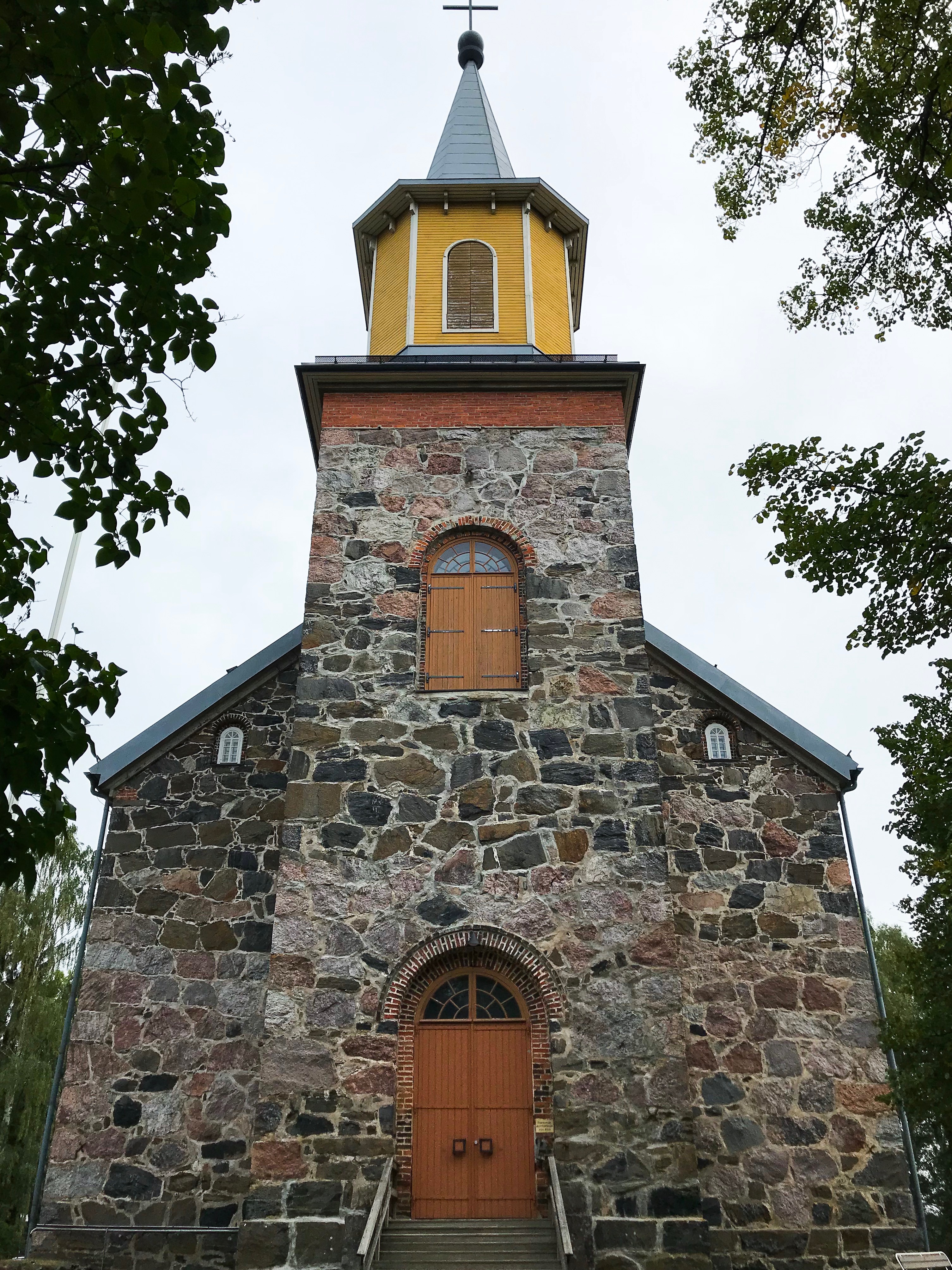 Avaa kuva isommaksi Karjalohjan kirkko.