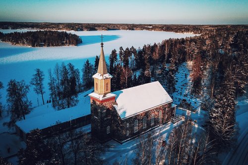 Karjalohja kirkko talvella