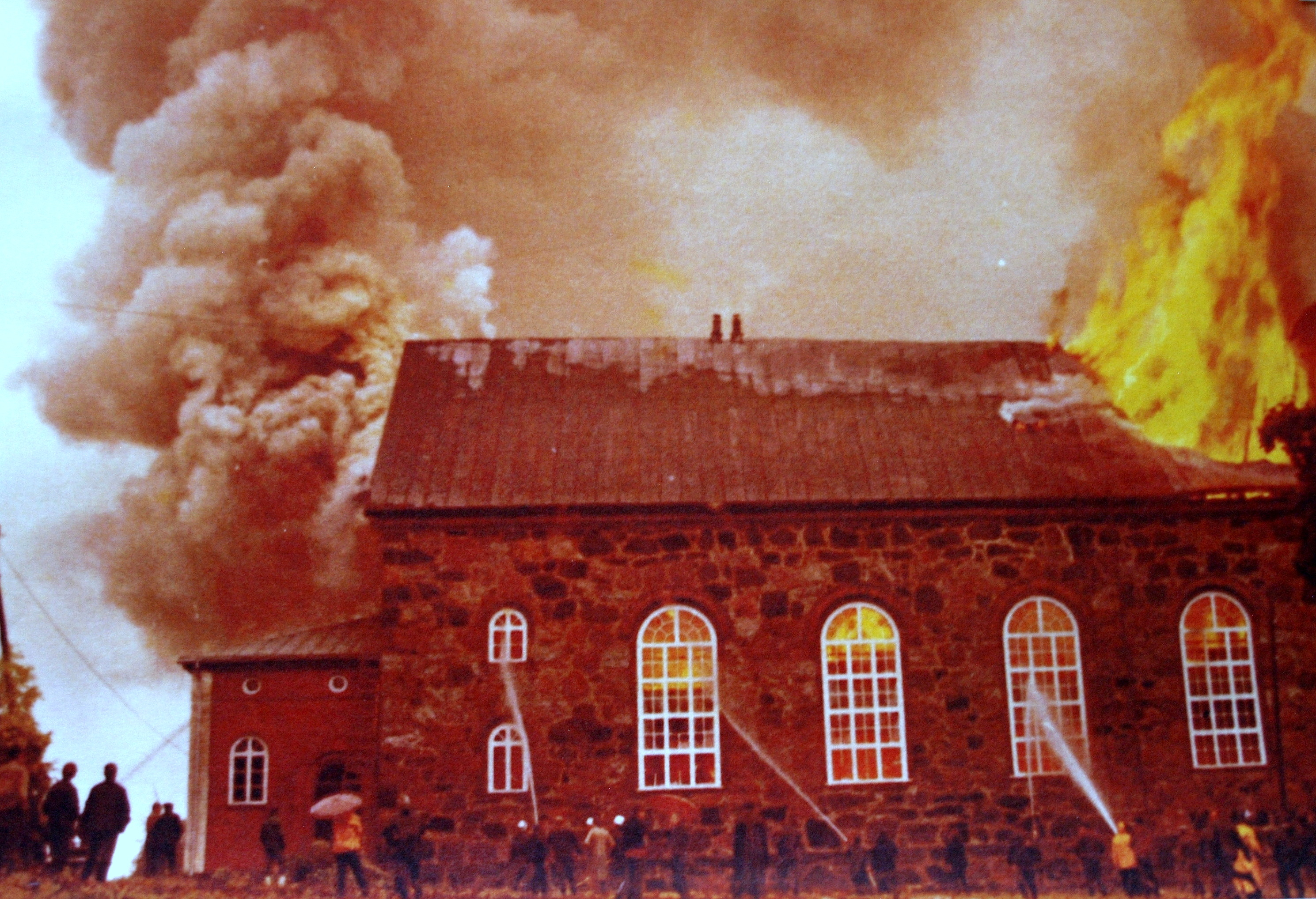 Karjalohjan kirkon tulipalo.jpg