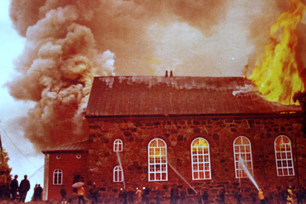 Avaa kuva isommaksi Karjalohjan kirkon tulipalo_L.