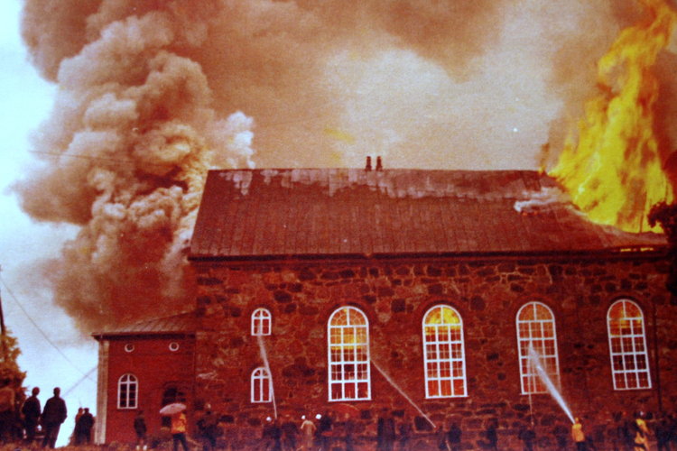 Karjalohjan kirkon tulipalo_M.jpg