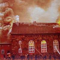 Avaa kuva isommaksi Karjalohjan kirkon tulipalo
