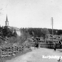 Karjalohjan kirkonkylää

-Bäckman Ritva, reprokuvaaja ; Puputti Tauno, kuvaaja 1940 
-Museovirasto - Musketti