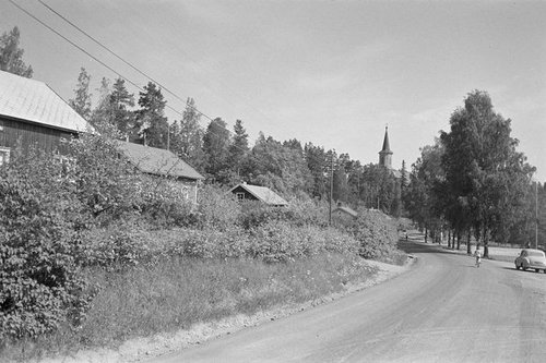 Avaa kuva isommaksi Karjalohjan kylänraittia -Poutvaara Matti, kuvaaja 1965 -Museovirasto - Musketti