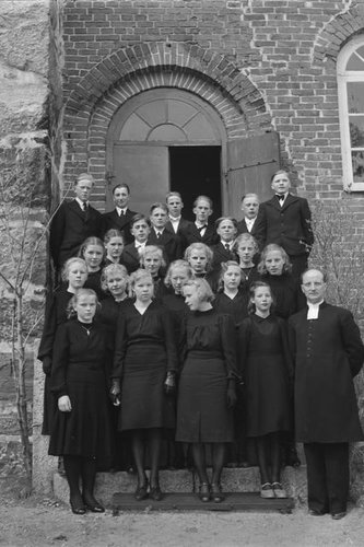 Avaa kuva isommaksi Karjalohjan rippikoululaisia -Pietinen, kuvaaja 1943 -Museovirasto - Musketti