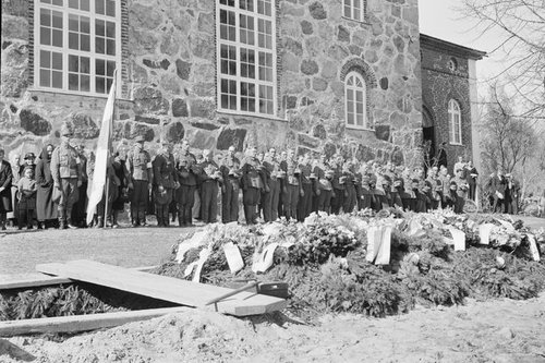Avaa kuva isommaksi Karjalohjan sankarihautajaiset -Pietinen, kuvaaja 1940 -Museovirasto - Musketti