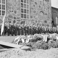 Avaa kuva isommaksi Karjalohjan sankarihautajaiset
-Pietinen, kuvaaja 1940
-Museovirasto - Musketti