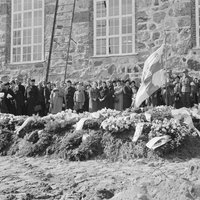 Avaa kuva isommaksi Sankarihautajaiset Karjalohjalla
-Pietinen, kuvaaja 1940
-Museovirasto - Musketti
