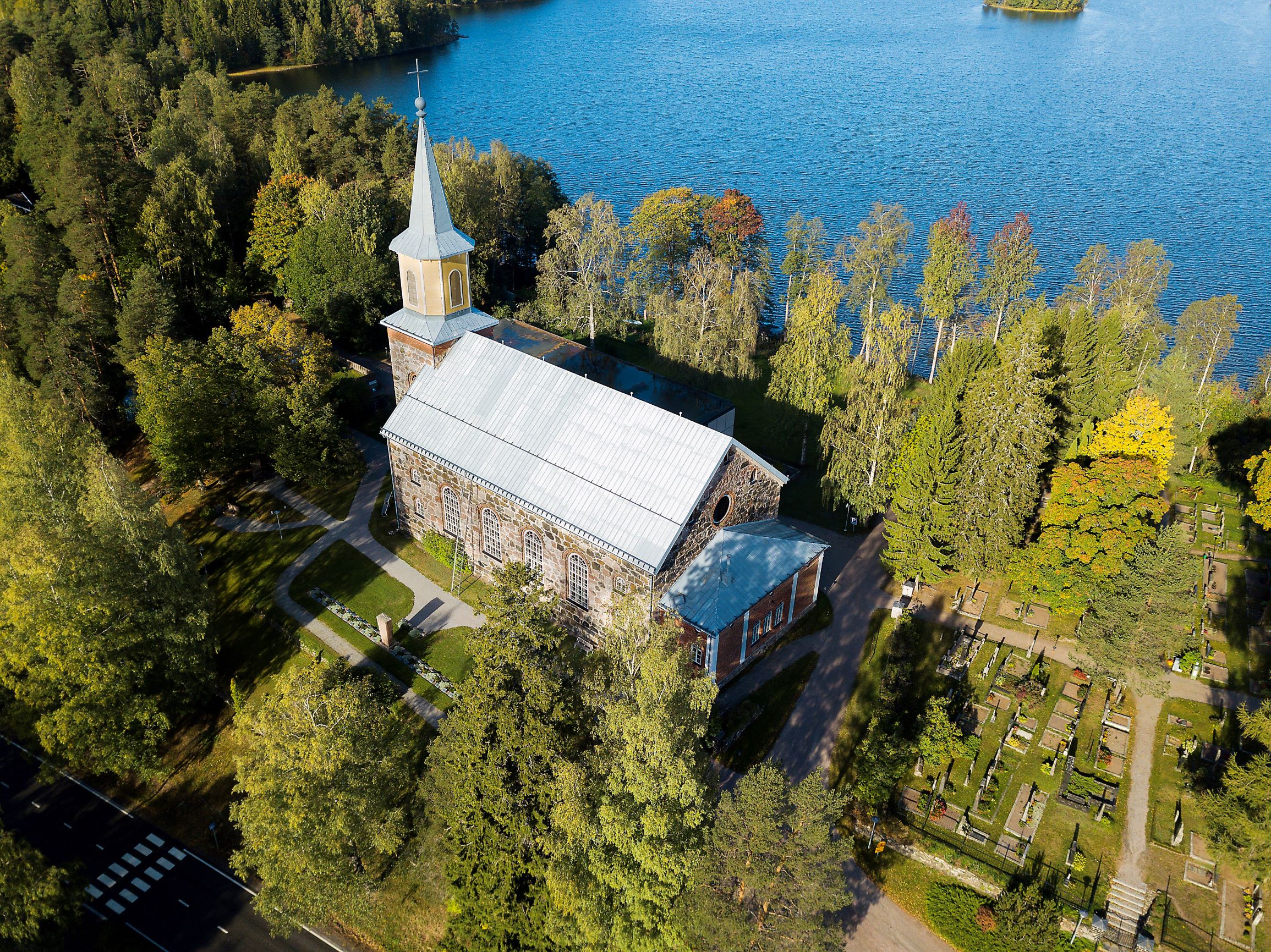 Avaa kuva isommaksi Karjalohjan kirkko ilmakuva