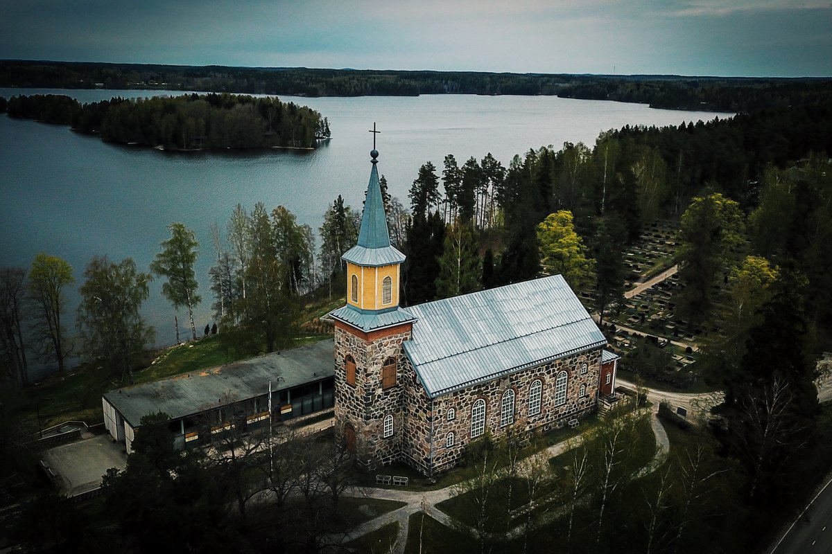 Avaa kuva isommaksi Karjalohjan kirkko ilmasta käsin keväällä. Kuva: Jaakko Saario