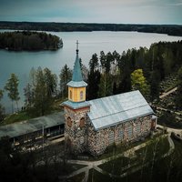 Avaa kuva isommaksi Karjalohjan kirkko ilmasta käsin keväällä. Kuva: Jaakko Saario